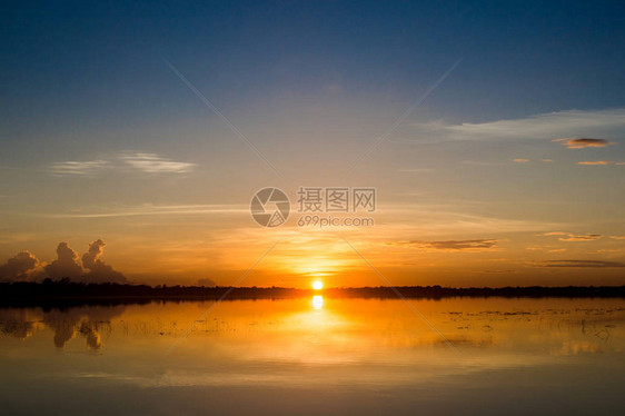 在湖的日落美丽的夕阳在云层上方的湖景背之上日落时有云图片