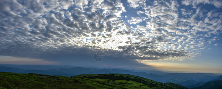 夏日早晨喀尔巴阡山脉上空的卷云图片