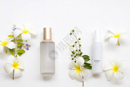 天然化妆品第一款血清调色剂胶原水喷雾保健皮肤面部白花素馨花排列平图片