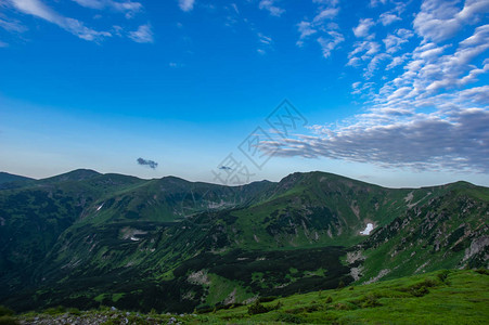 喀尔巴阡山脉蓝天映衬下的青山图片