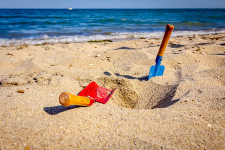 沙滩上挖沙子用的小图片素材