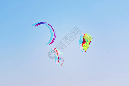 一群五颜六色的风筝冲浪风筝在蓝天中飞翔图片