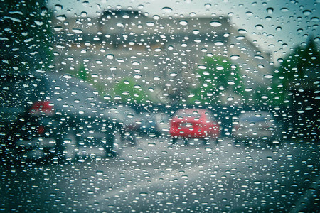 通过车窗与雨滴的道路视图下雨天的车窗高速公路视图片