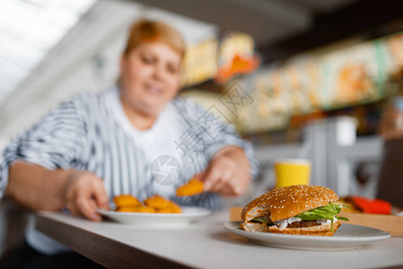 胖女人在商场食品法庭吃菜块的胖女人图片
