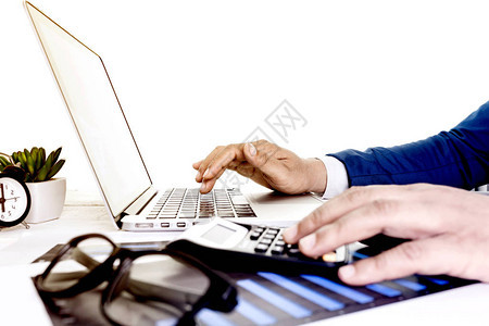 商人在木桌上使用笔记本电脑进行商业投资顾问咨询概念图片