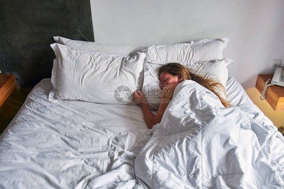 睡在酒店床上的小女孩图片