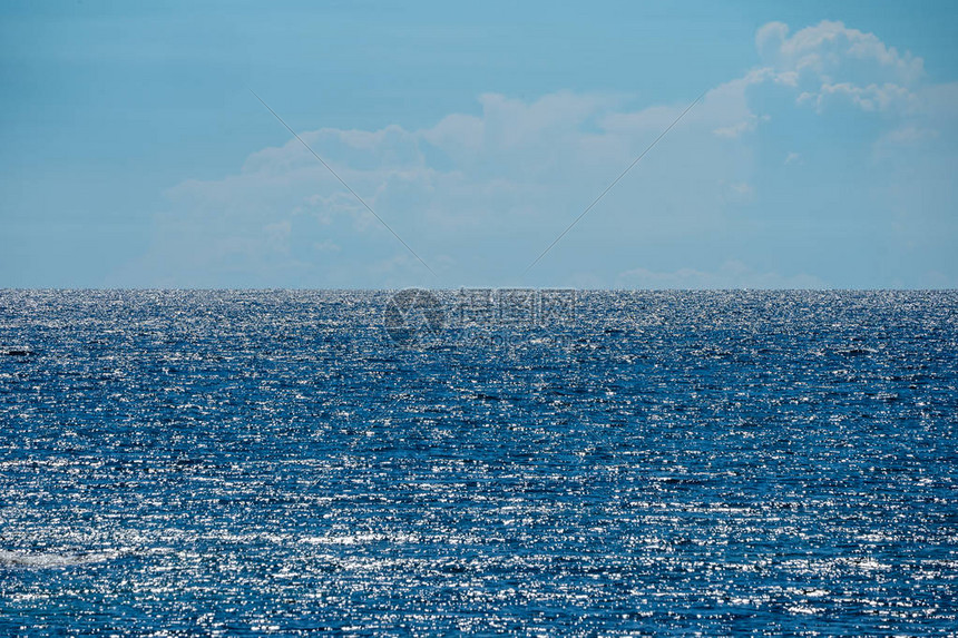 海线和开阔天空中光亮的阳光反图片