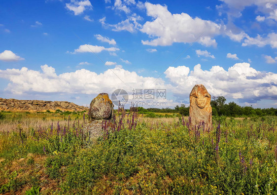 景观考古保护区石墓或岩石丘卡梅纳莫希拉或梅利托波附近的石墓乌克兰斯基泰战士的雕像斯基泰人拟石雕图片