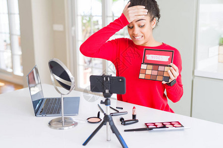 年轻的非洲裔美国有影响力的女录制化妆教程图片