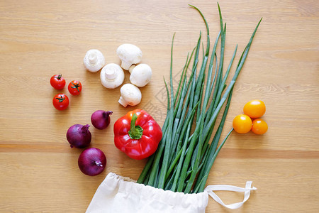 健康的素食烹饪原料纺织袋中的各种清洁有益健康的蔬菜市场上的产品不含塑料零图片