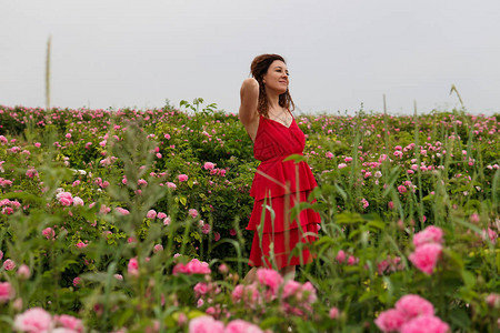 穿着衣服的漂亮女人在盛开图片