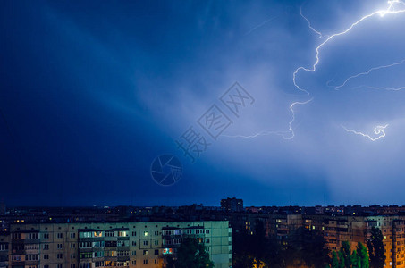 雷暴与闪电和雷声在夜城图片