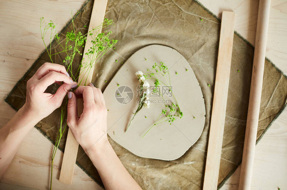 当代女工匠在陶艺工作室制作手工陶瓷的特图片