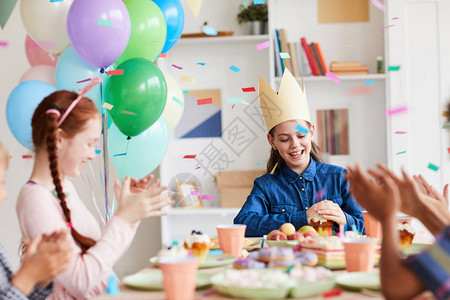 一群快乐的孩子在庆祝生日时玩得开心图片