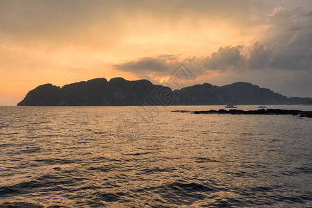 日落时泰国海与岛屿照片图片