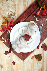 秋季餐桌设置为木制背景上的感恩节庆祝活动秋季餐桌布置顶视图伏图片