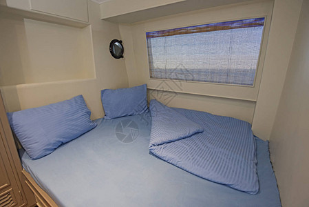 带双人床的豪华帆船游艇客舱卧室内部图片