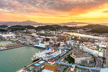 登门海峡上空的日本天线Shimo图片