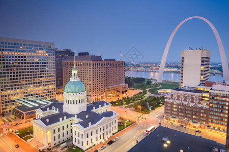 美国密苏里州圣路易斯市中心城市风景黄昏时图片