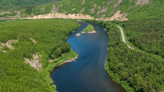 山区河流谷安贡哈巴罗夫斯克边疆区位于安尤伊山区河流的俄罗斯远河谷俄罗斯远东地区的哈巴罗夫斯克领土安义河的景色很图片