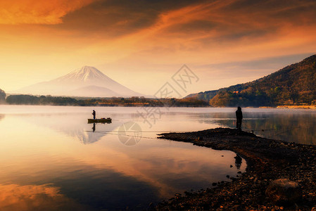 日本Yamanashi日出时与黄昏的天空在富士山背景的浅井湖上钓鱼五条藤山湖中图片