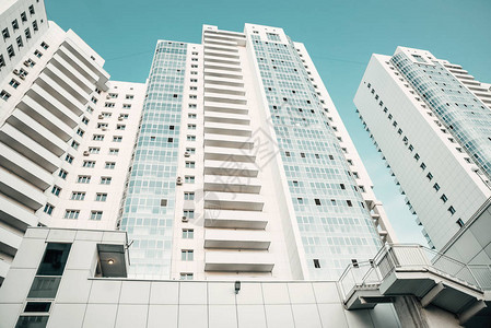 白色的新现代摩天大楼新的豪华住宅区图片