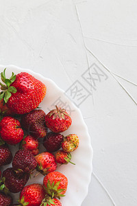 来自乡村花园的美味草莓健康食品维生素和营养时令食背景图片