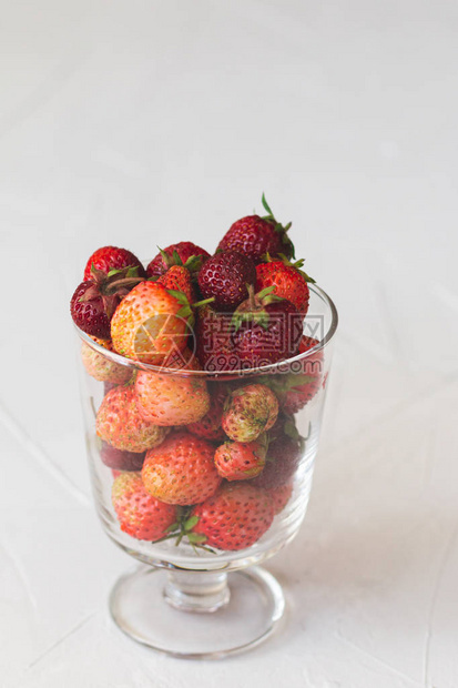 来自乡村花园的美味草莓健康食品维生素和营养时令食图片
