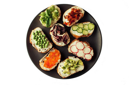 用面包和美味食材烹制的三明治或小吃可能是健康早餐或午餐的好食图片