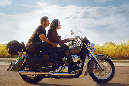 女孩骑着摩托车推着男友图片