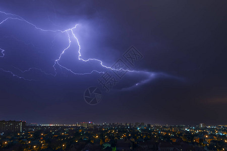 城市景观雷雨闪电在夜城上空划过图片