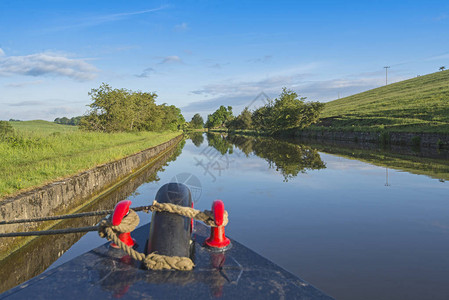 英国水道运河上窄船弓的英国农村乡景象图片