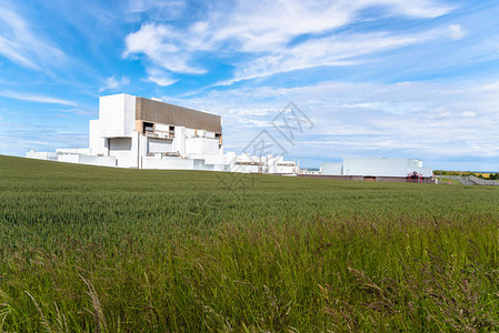 明夏日大麦纤维末端的核电站景象图片
