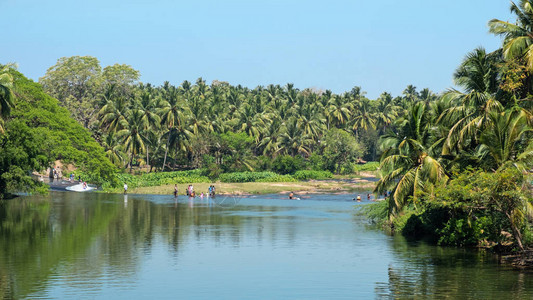 印度南部泰米尔纳德邦蒂鲁普尔区诺亚尔河上的场景图片