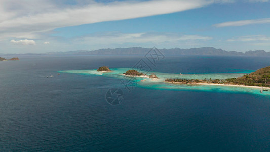 有白色沙滩的空中海景岛BulogDos图片