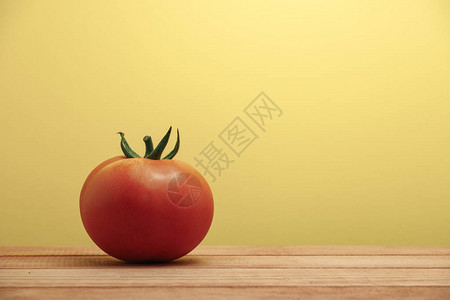 红木桌上新鲜的番茄美背景图片