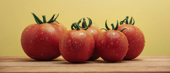 红木桌上新鲜的西红柿美背景图片