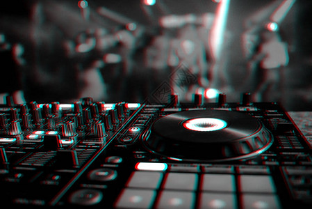 在夜总会混合电子音乐的专业DJ控制员图片