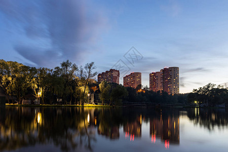 从Zarechie公园和Nagornaya街上河岸边Troitsk市晚间的建筑物图片
