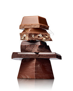 白色背景上巧克力块和巧克力糖浆图片