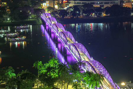 越南顺化市从上方俯瞰TrangTien桥夜景的彩色特写图片