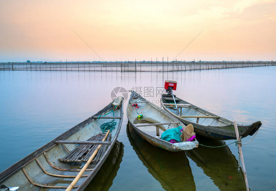 越南休埃州川环礁湖的Wooden船码头图片