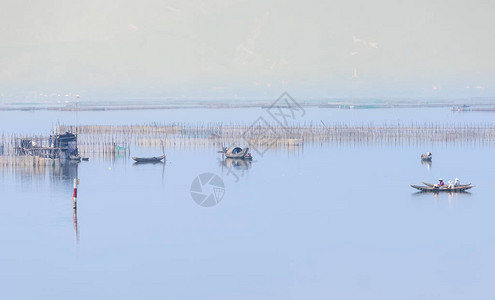 小型渔民小船在越南中部最大的环礁湖之一的环礁图片