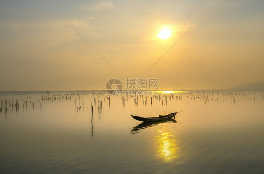 黎明时分在大环礁湖中钓渔船图片