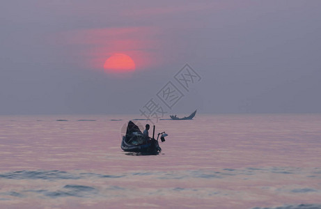 黎明前的海上渔民船欢迎图片