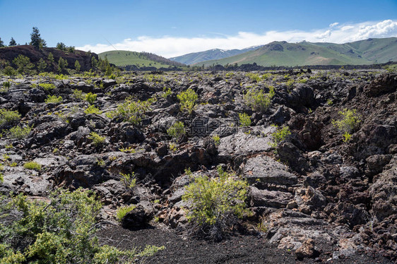 黑火山岩和熔岩在月球纪念碑图片