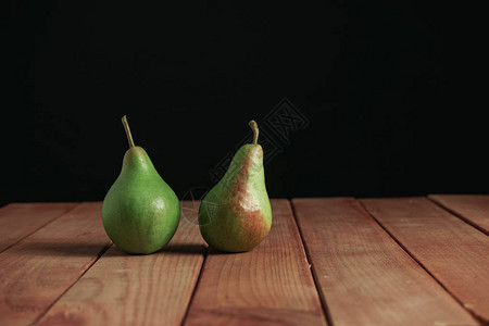 红木桌上新鲜的绿梨子美背景图片