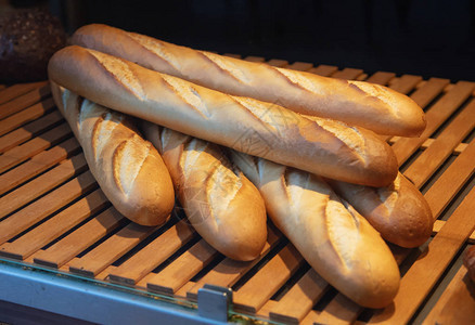 木架上面包店橱窗展示的面包法图片