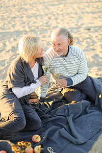 认为年长的夫妇在野餐时是一对老夫妇图片