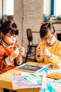 有精神问题的好奇小女孩在检查新铅笔时拔出舌头图片